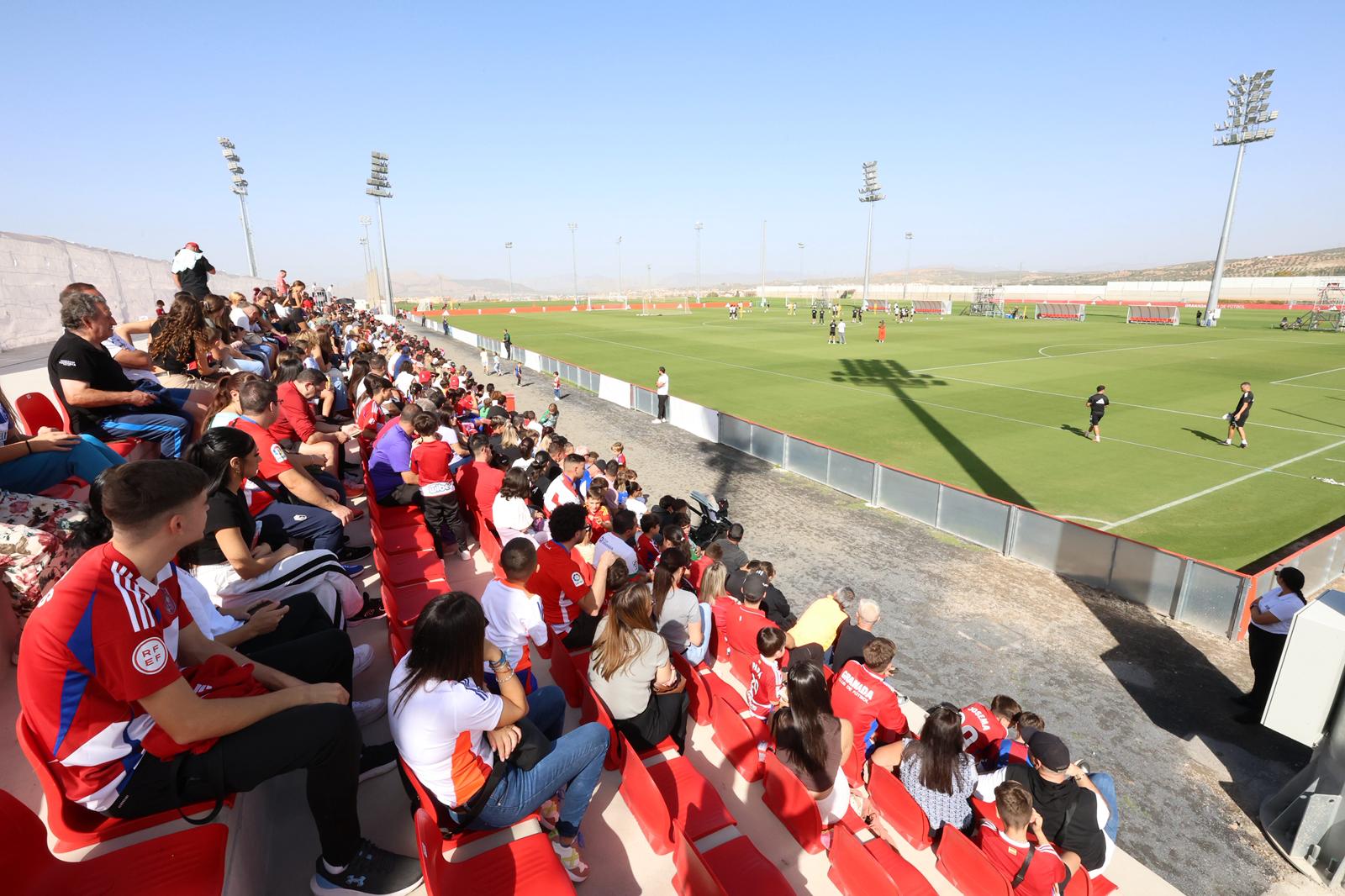 El Granada reúne a 400 personas en su entrenamiento a puerta abierta