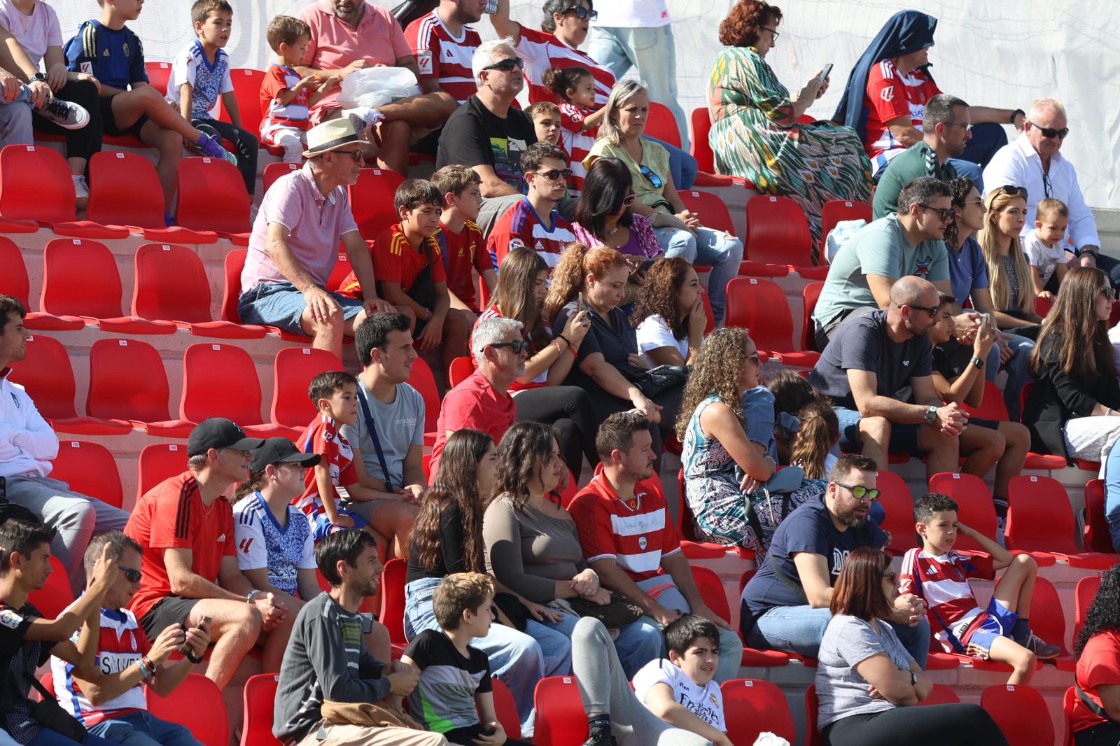 El Granada reúne a 400 personas en su entrenamiento a puerta abierta