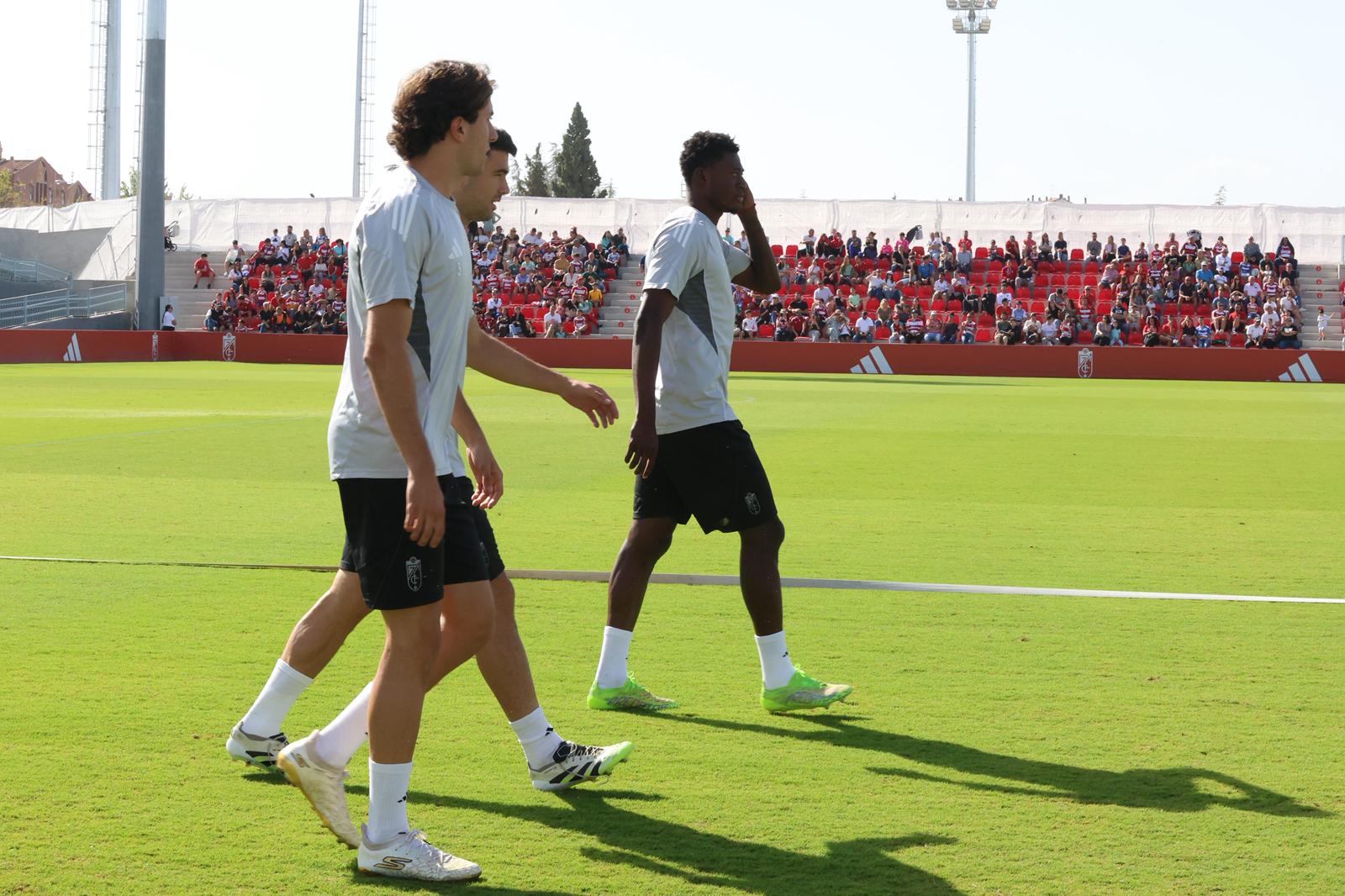 El Granada reúne a 400 personas en su entrenamiento a puerta abierta