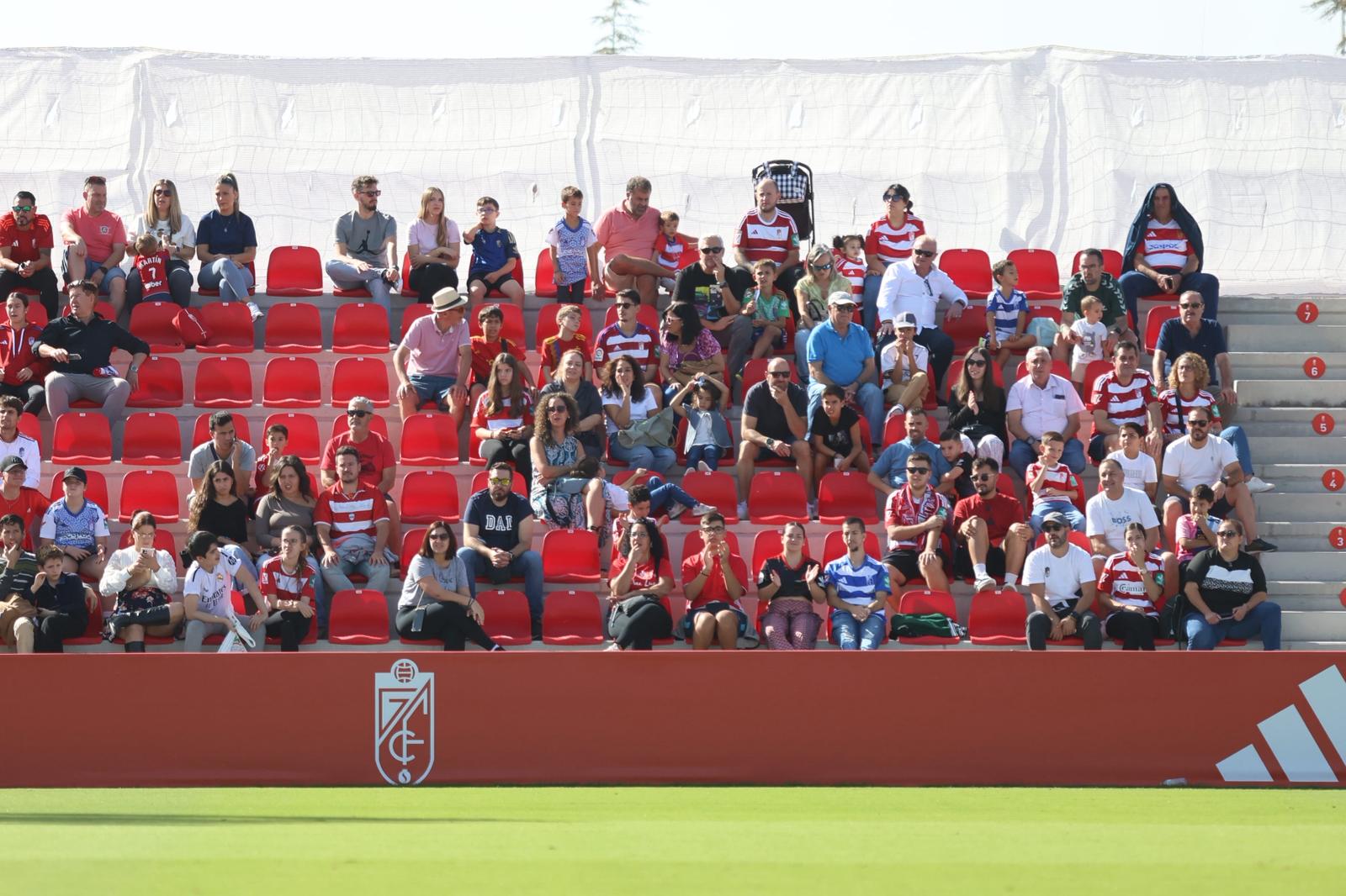 El Granada reúne a 400 personas en su entrenamiento a puerta abierta