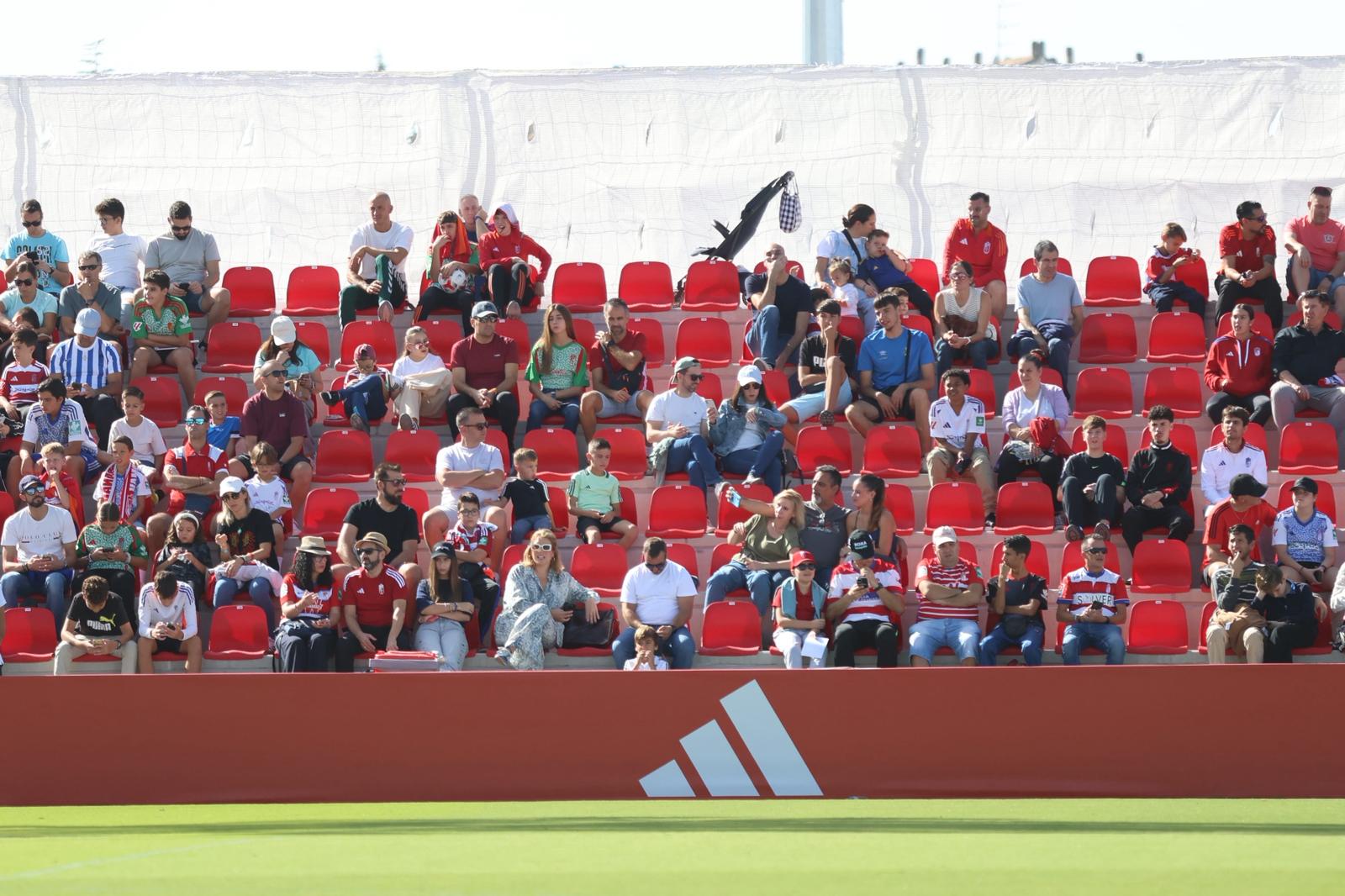El Granada reúne a 400 personas en su entrenamiento a puerta abierta