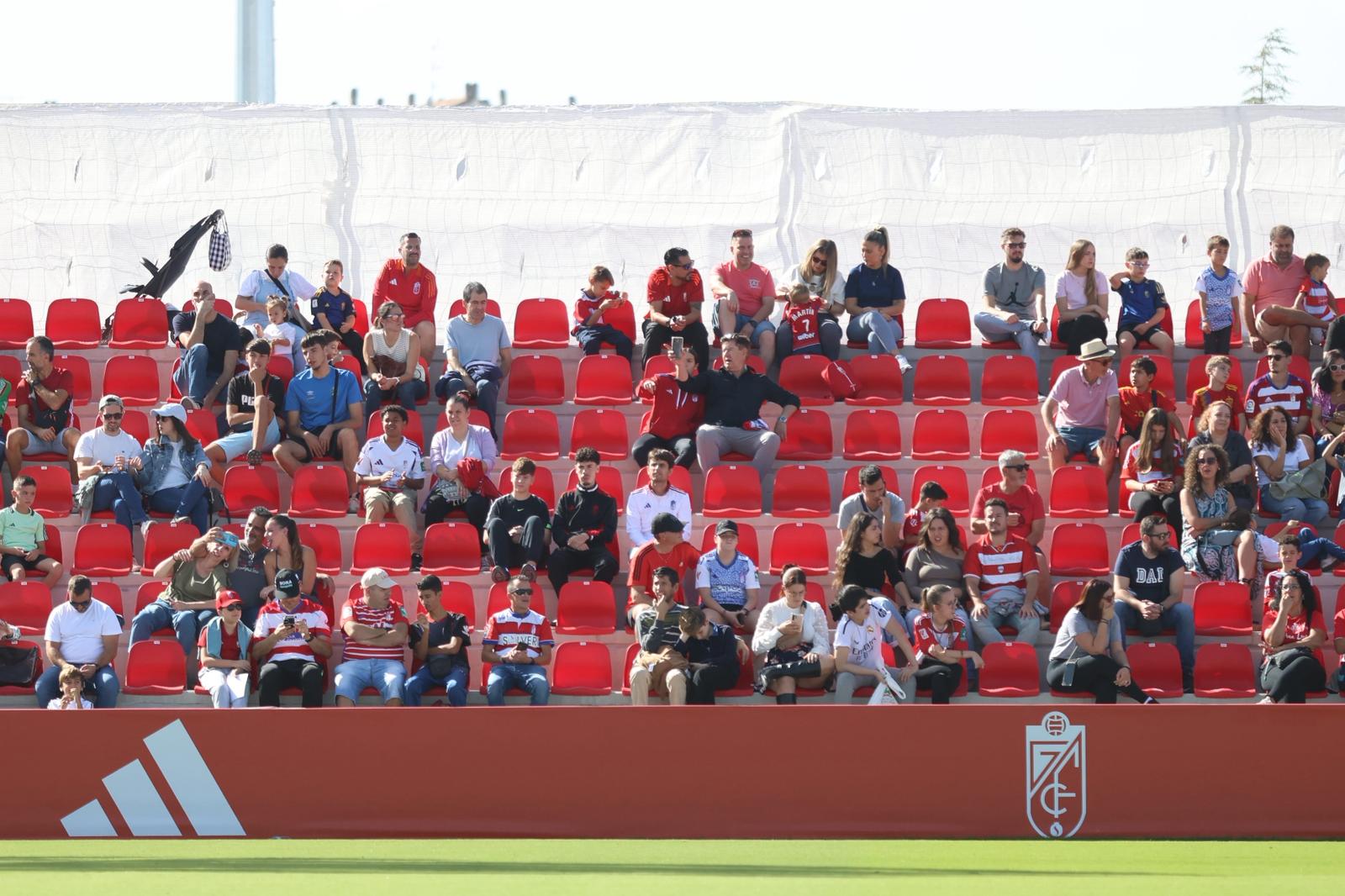 El Granada reúne a 400 personas en su entrenamiento a puerta abierta