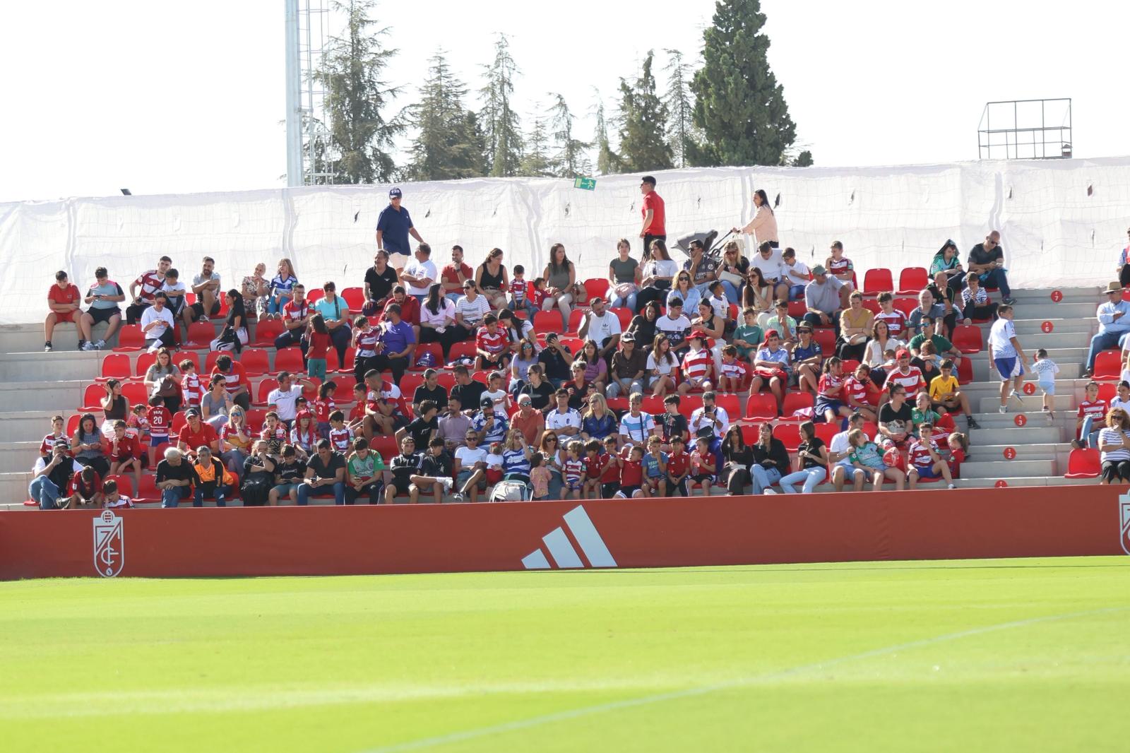 El Granada reúne a 400 personas en su entrenamiento a puerta abierta