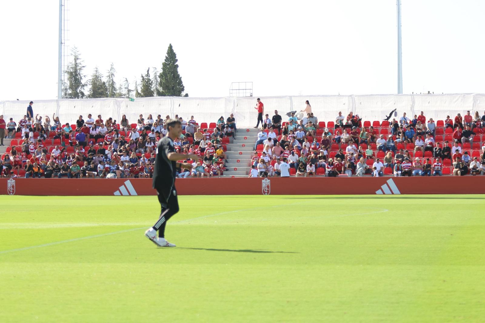 El Granada reúne a 400 personas en su entrenamiento a puerta abierta