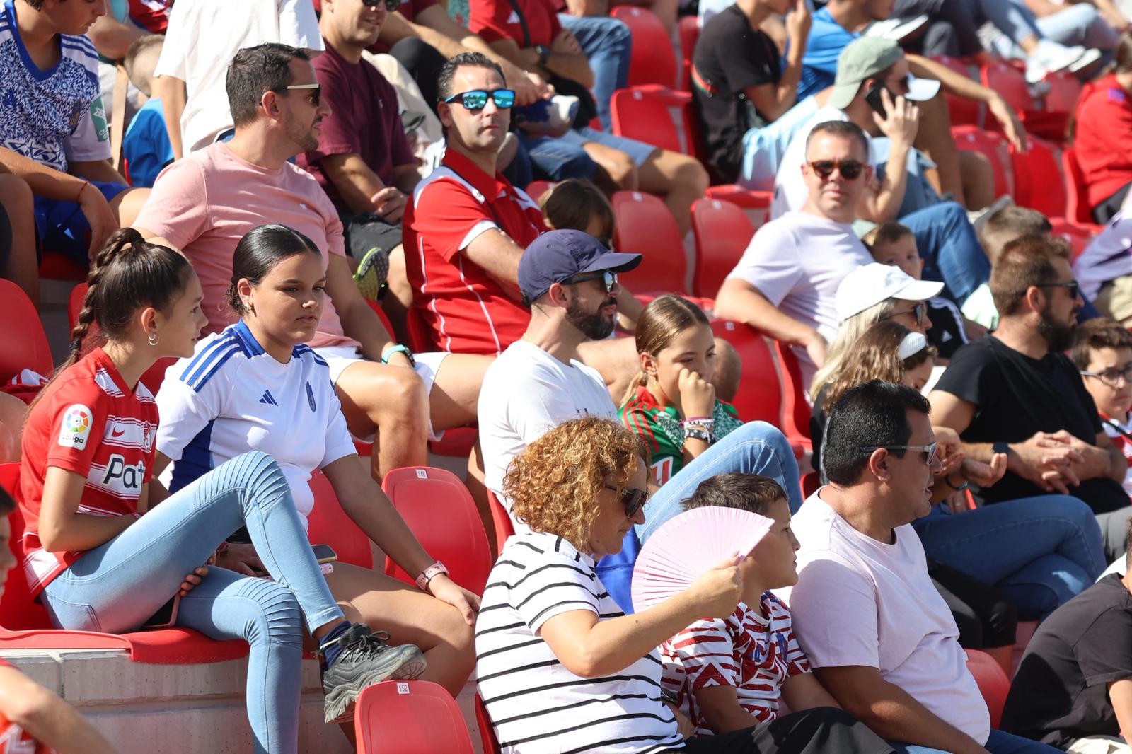 El Granada reúne a 400 personas en su entrenamiento a puerta abierta