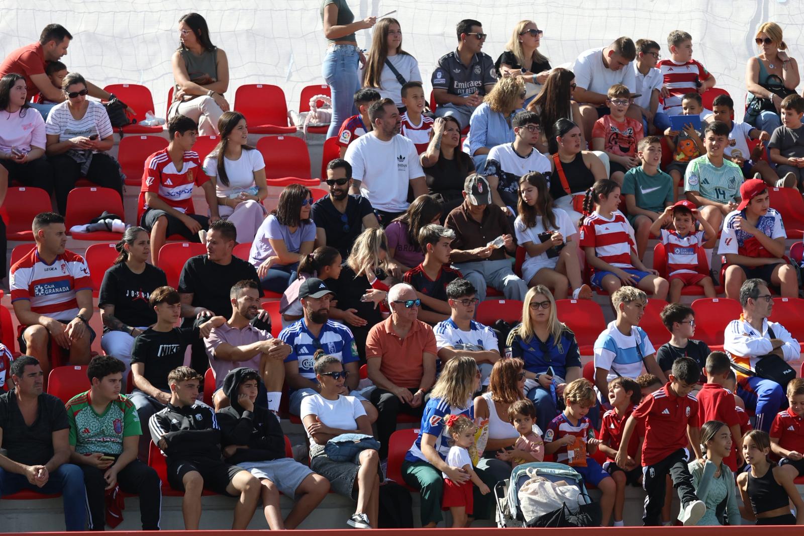 El Granada reúne a 400 personas en su entrenamiento a puerta abierta