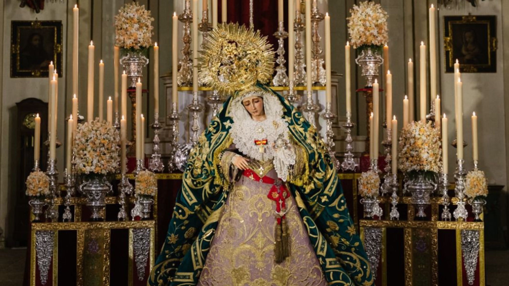 La Virgen de la Esperanza se presenta en su altar con exorno floral compuesto por nardos y rosas de pitimini