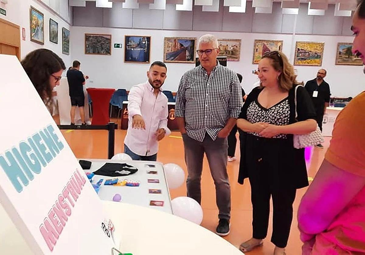 Visita del alcalde de Huércal de Almería, Ismael Torres, a una pasada edición de Expoerótica.