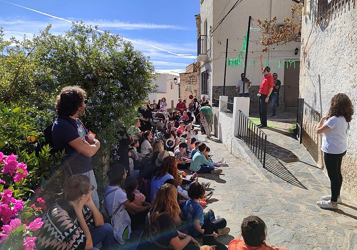 Una de las actividades de este evento en una de las calles llenas de flores de Velefique.