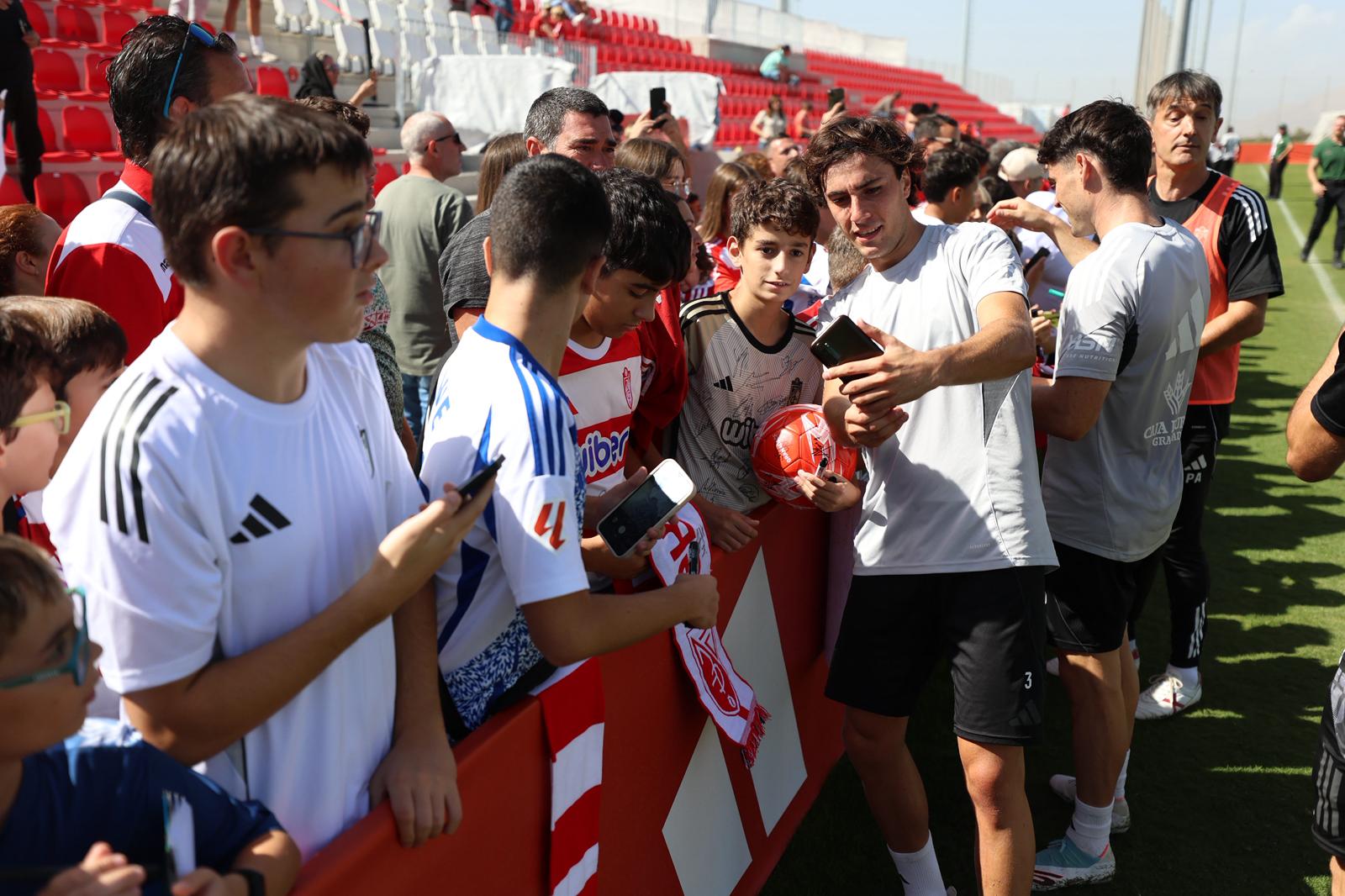 El Granada reúne a 400 personas en su entrenamiento a puerta abierta