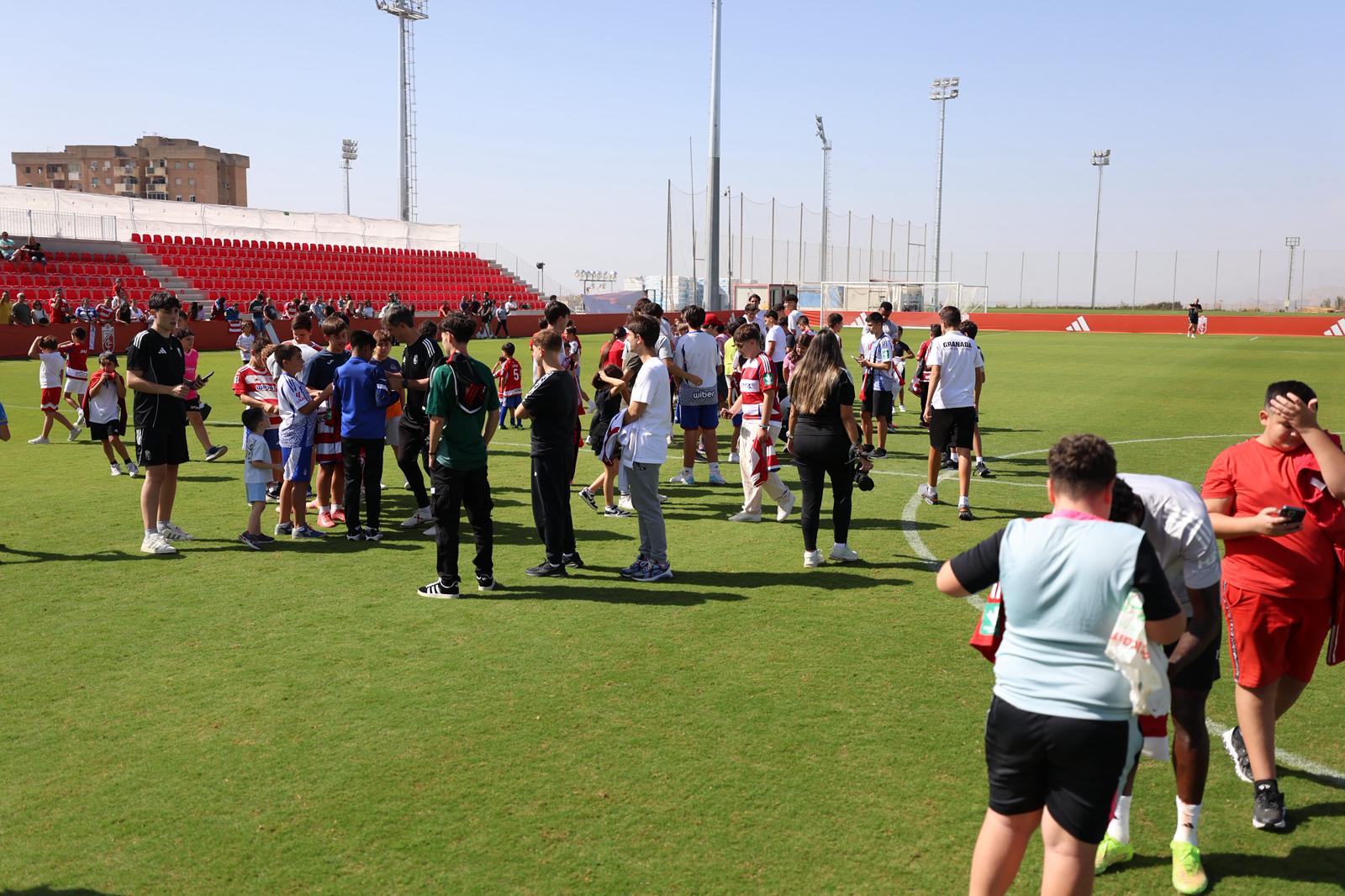 El Granada reúne a 400 personas en su entrenamiento a puerta abierta
