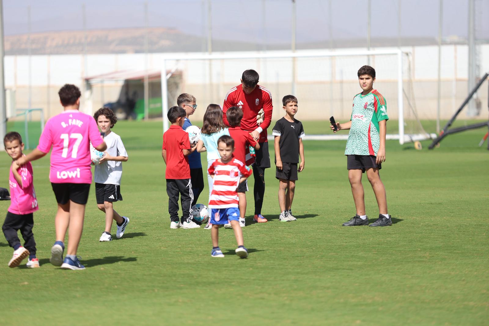 El Granada reúne a 400 personas en su entrenamiento a puerta abierta