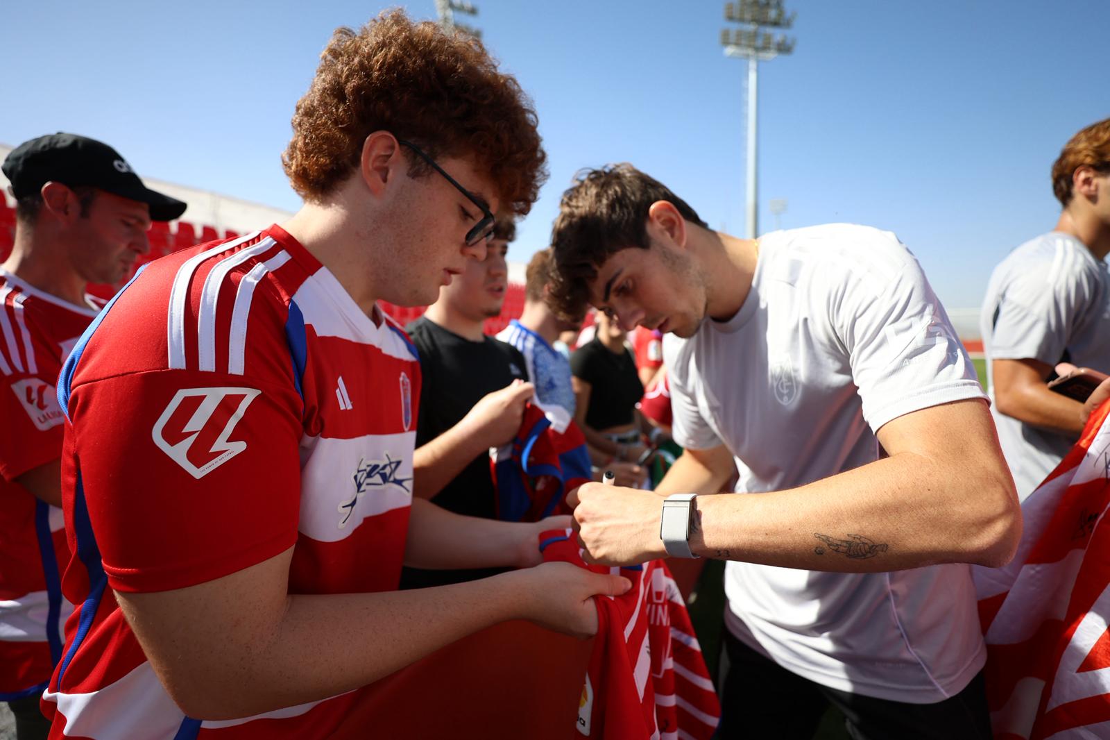 El Granada reúne a 400 personas en su entrenamiento a puerta abierta