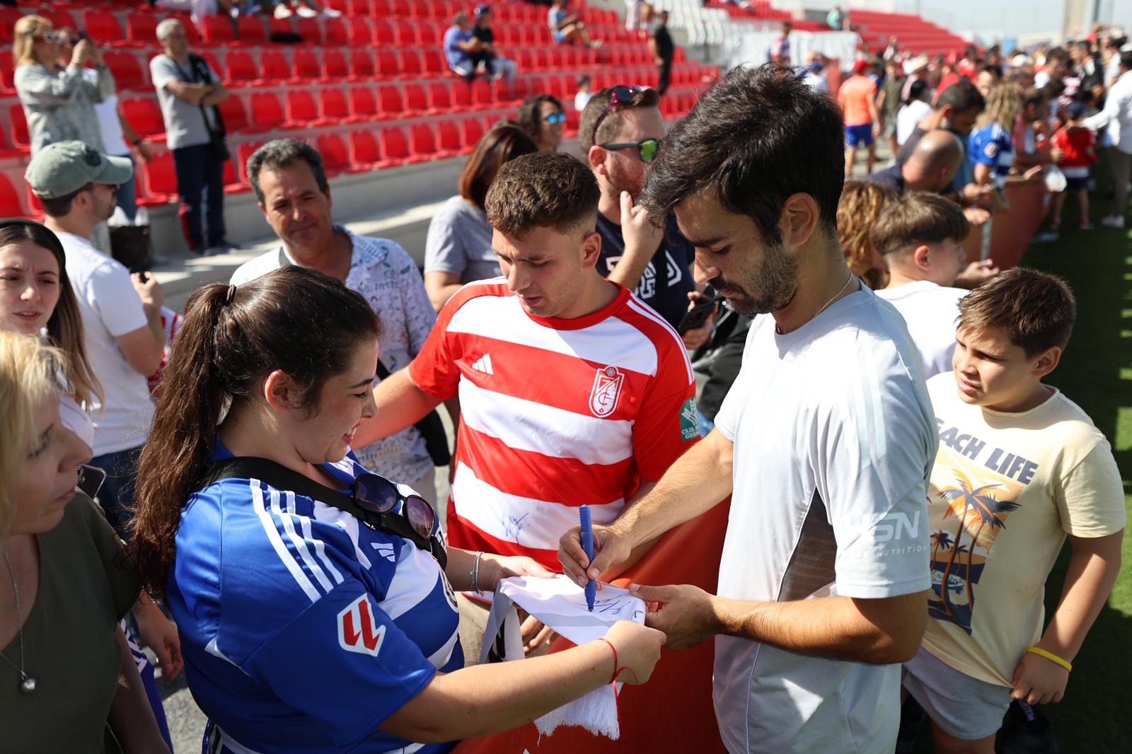 El Granada reúne a 400 personas en su entrenamiento a puerta abierta