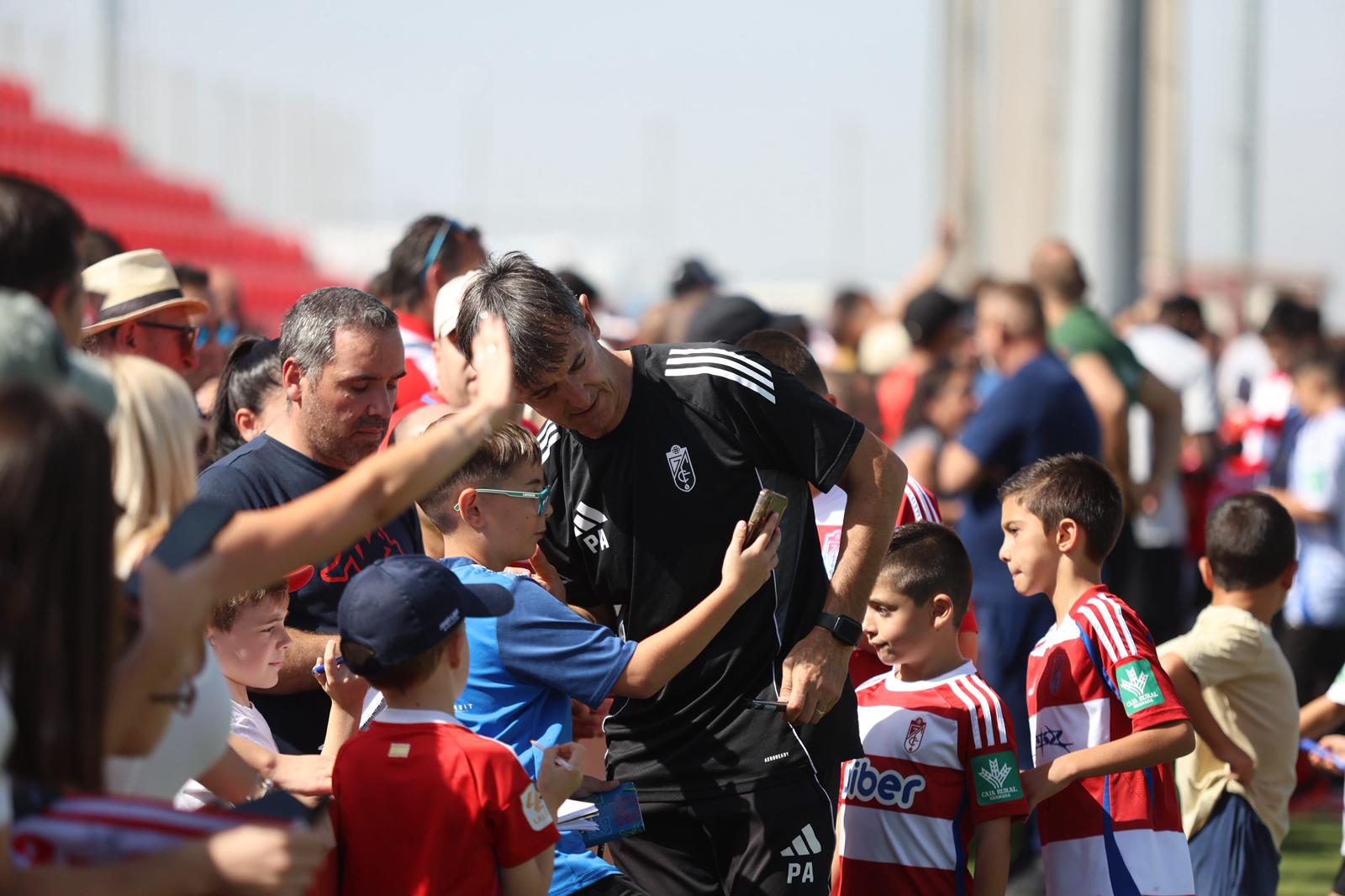 El Granada reúne a 400 personas en su entrenamiento a puerta abierta
