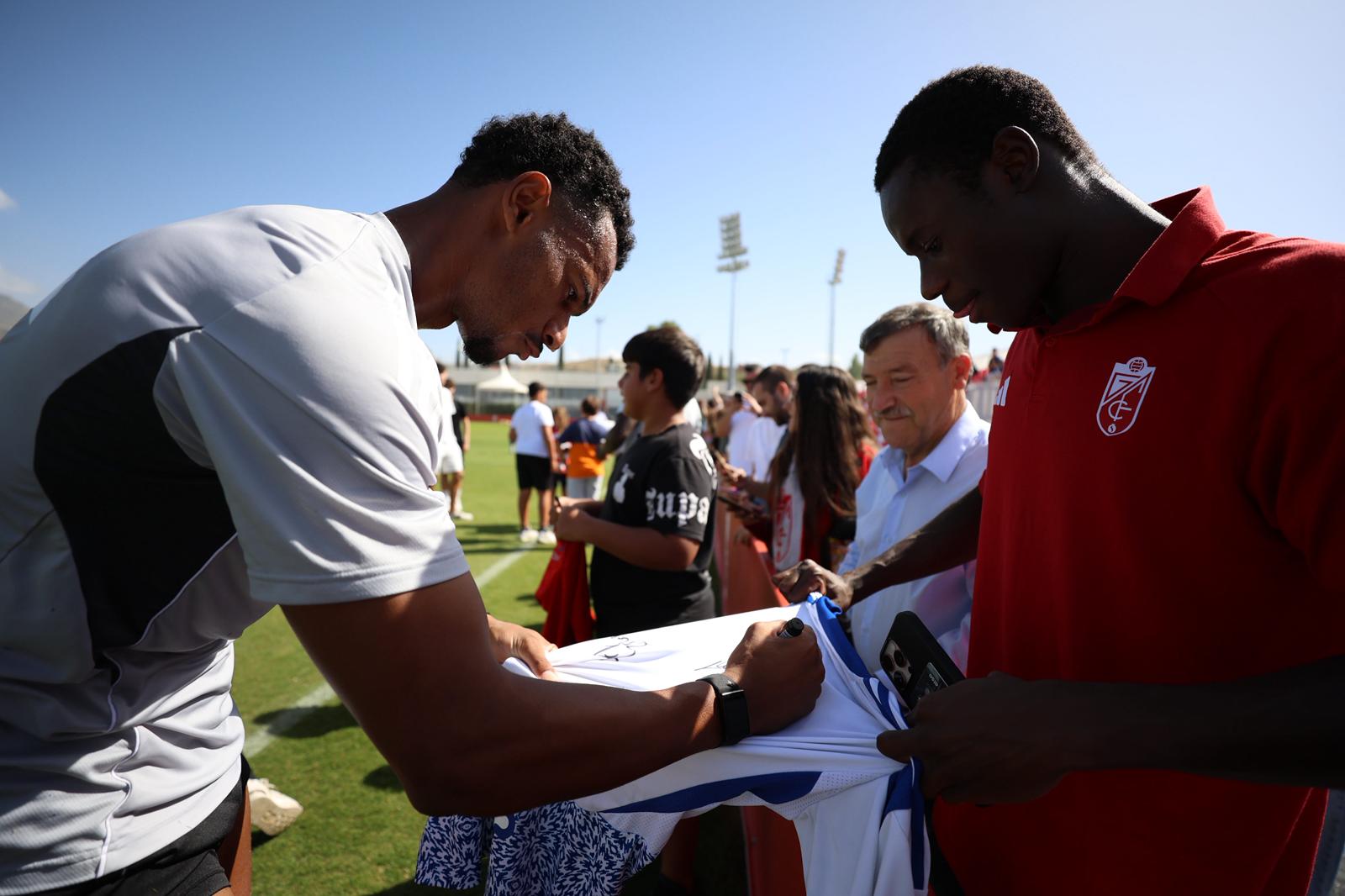 El Granada reúne a 400 personas en su entrenamiento a puerta abierta