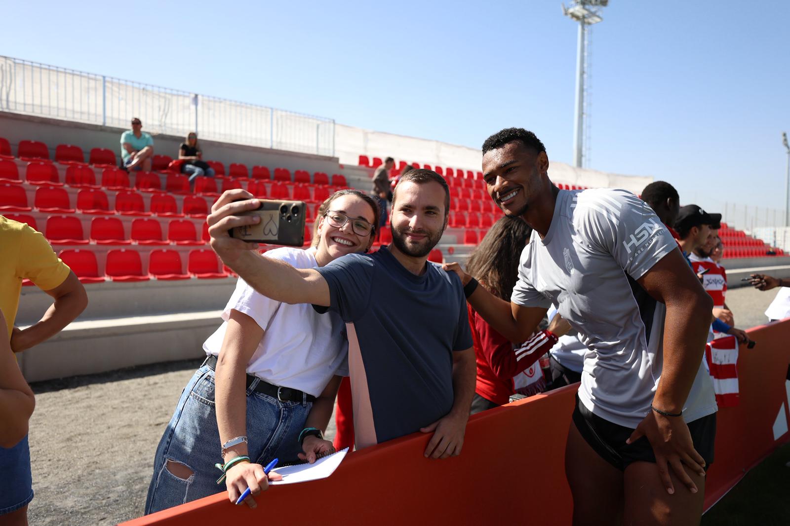 El Granada reúne a 400 personas en su entrenamiento a puerta abierta