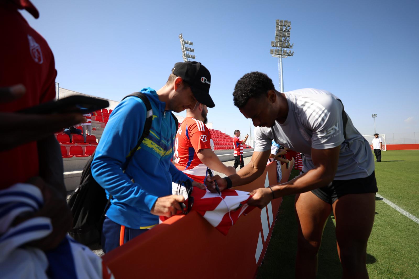 El Granada reúne a 400 personas en su entrenamiento a puerta abierta