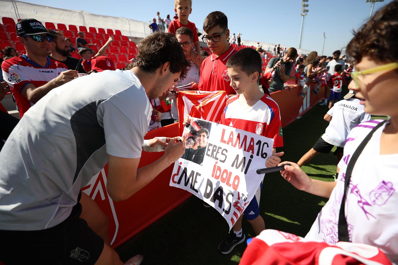 El Granada reúne a 400 personas en su entrenamiento a puerta abierta