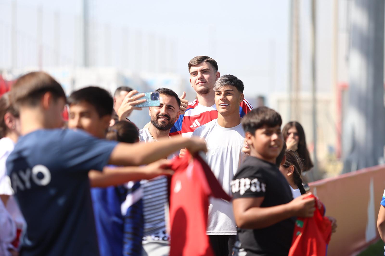 El Granada reúne a 400 personas en su entrenamiento a puerta abierta