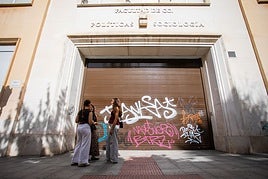 Fachada de Políticas y Sociología.