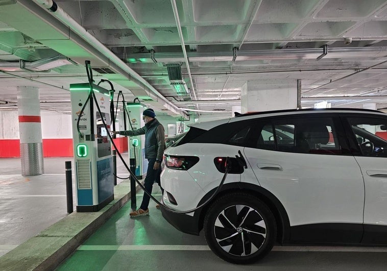Los granadinos podrán cargar gratis sus vehículos eléctricos en cinco parkings de la capital