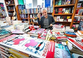 Nani Castañeda golpea su batería en una mesa repleta de ejemplares de su libro.