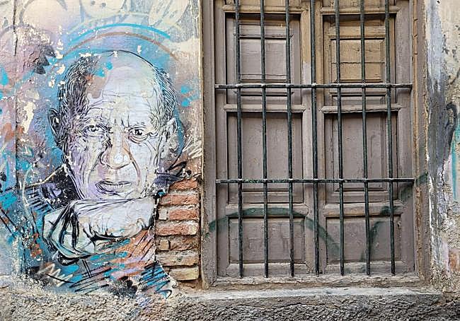 Uno de los murales míticos de Granada, en la calle Cruz.