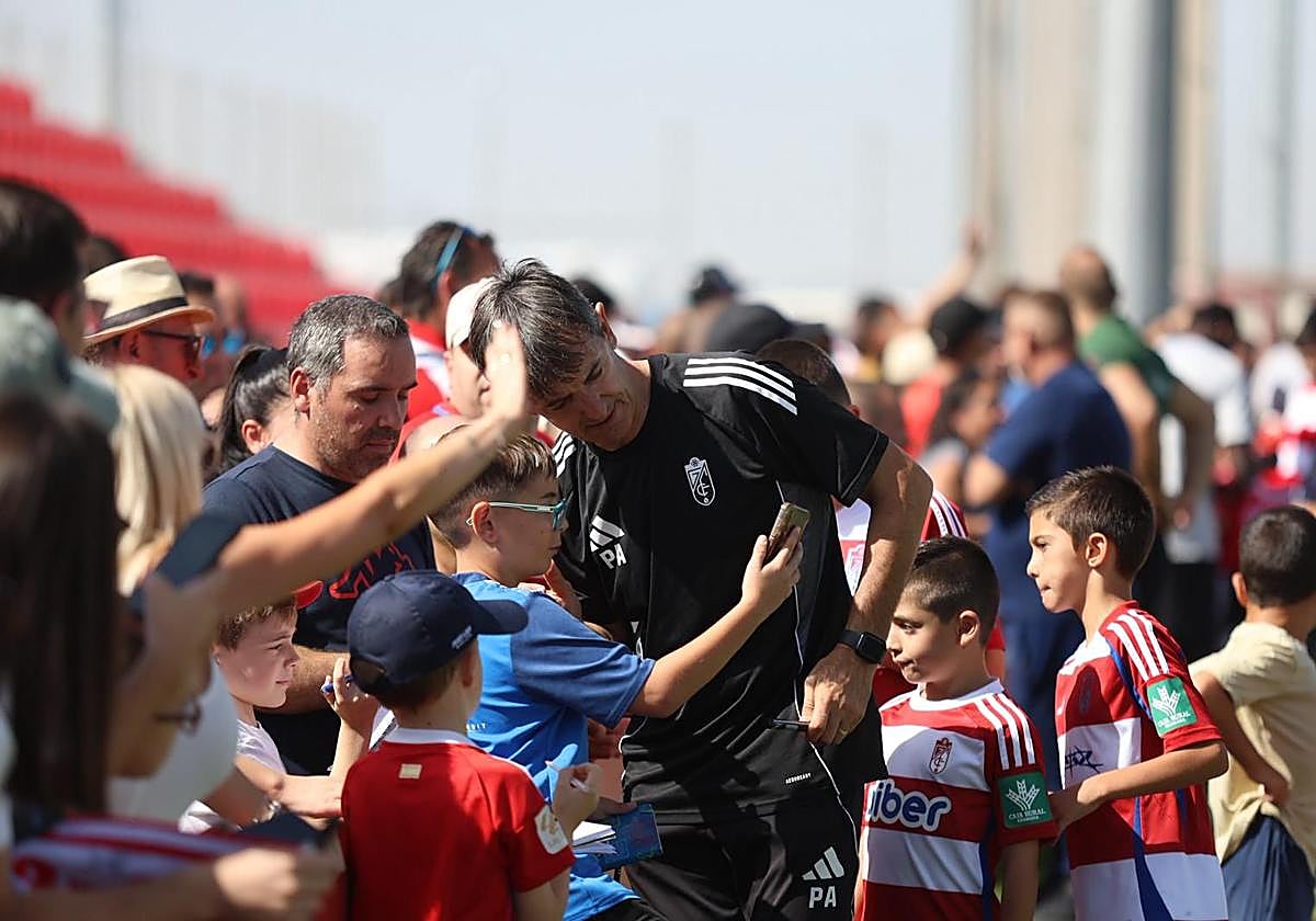 Pacheta, rodeado de pequeños.