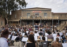 La banda de Tabernas interpreta música de Baños en Fort Bravo durante la entrega del premio.