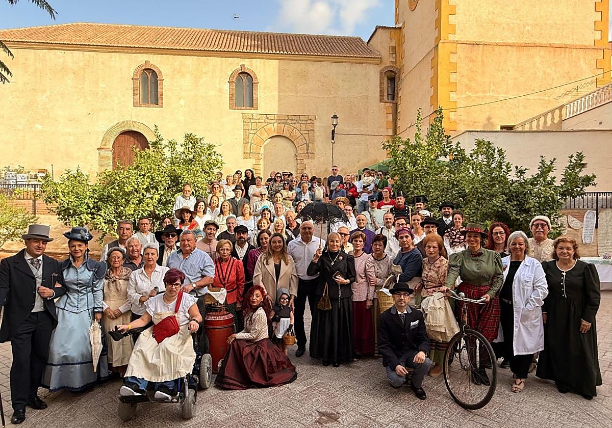 Vecinos de Terque, ataviados con ropa de época para la jornada.