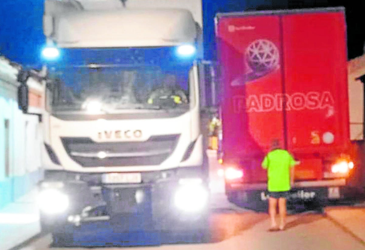 Belicena. Los vehículos no tienen espacio para cruzarse.