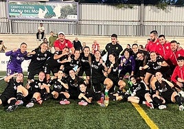 El Almería gana celebra el holgado triunfo que lleva el añadido del liderato.