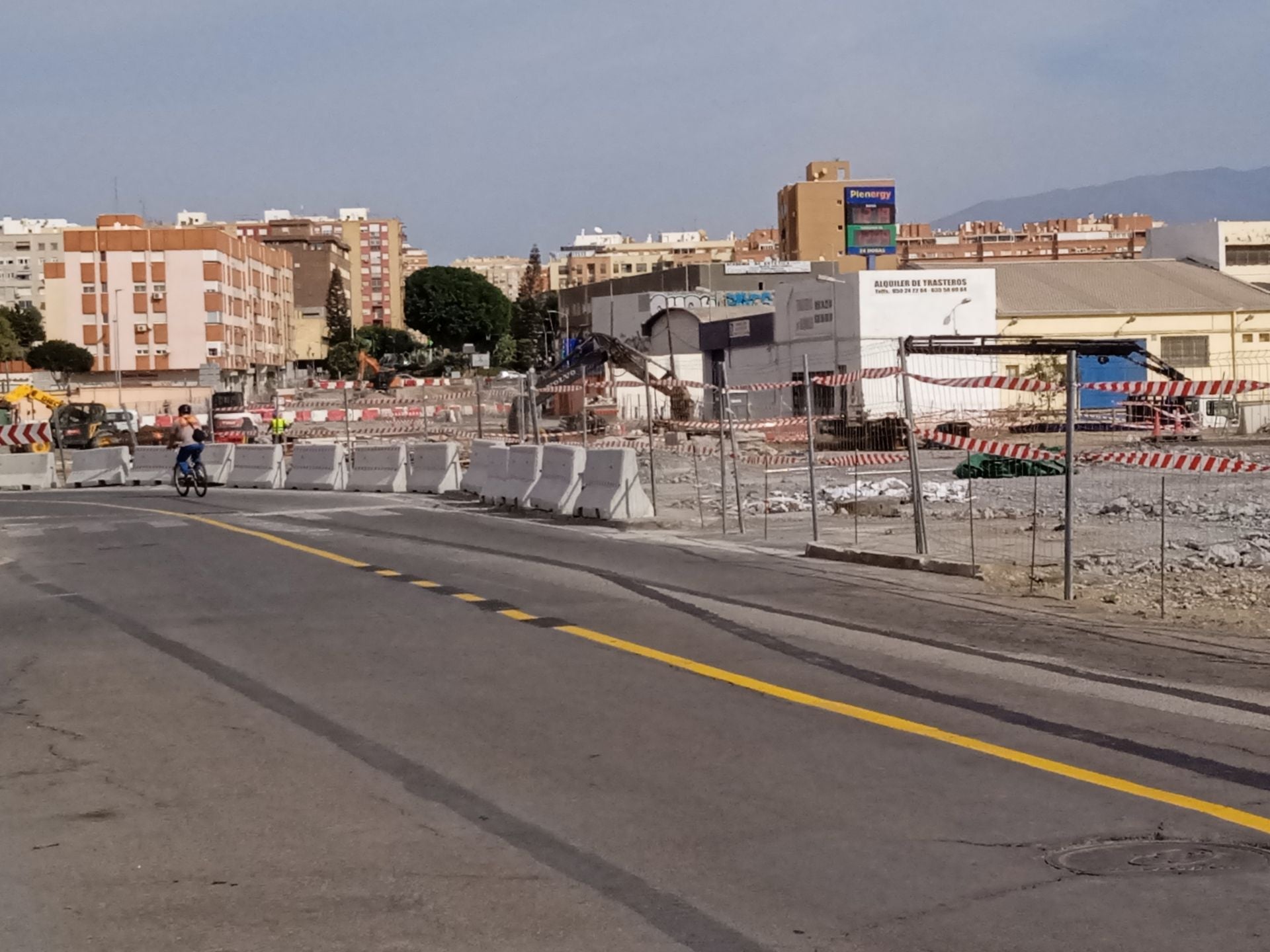 Así ha quedado la avenida del Mediterráneo, sin rastro del puente