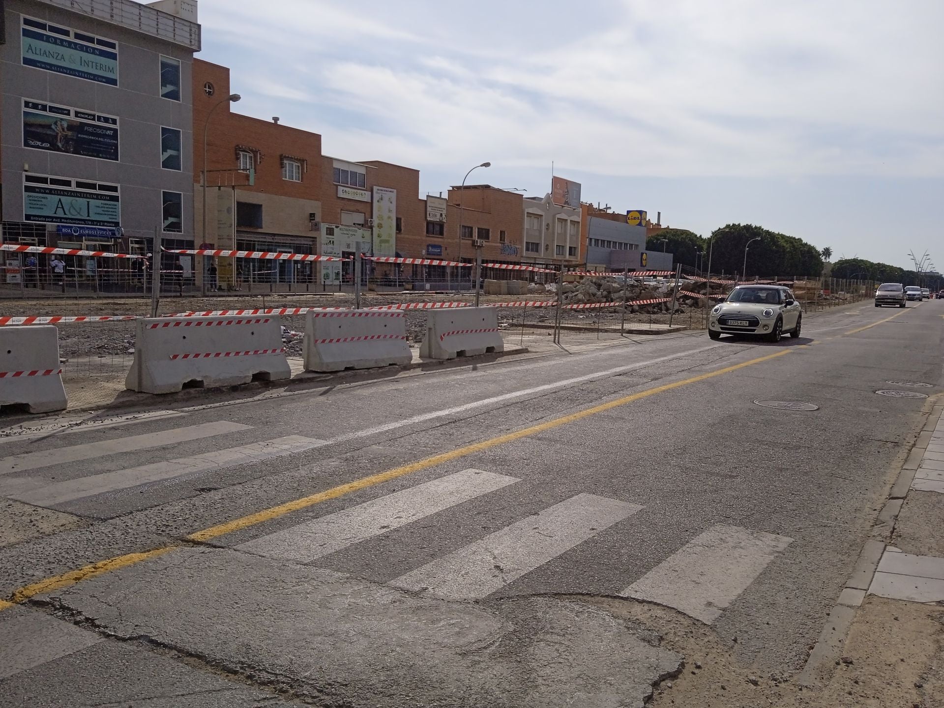 Así ha quedado la avenida del Mediterráneo, sin rastro del puente