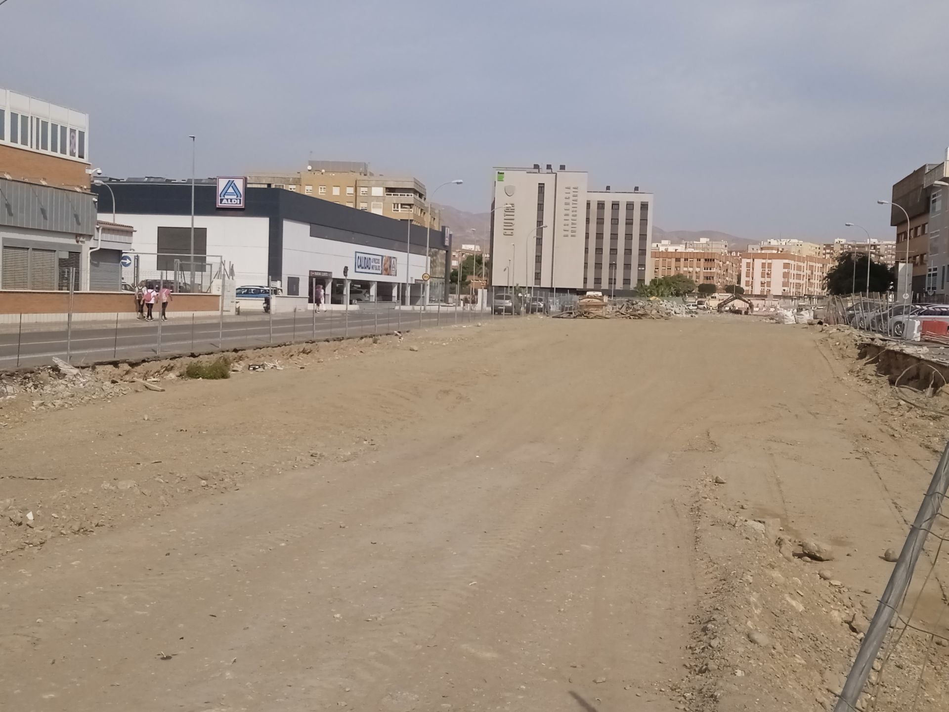 Así ha quedado la avenida del Mediterráneo, sin rastro del puente