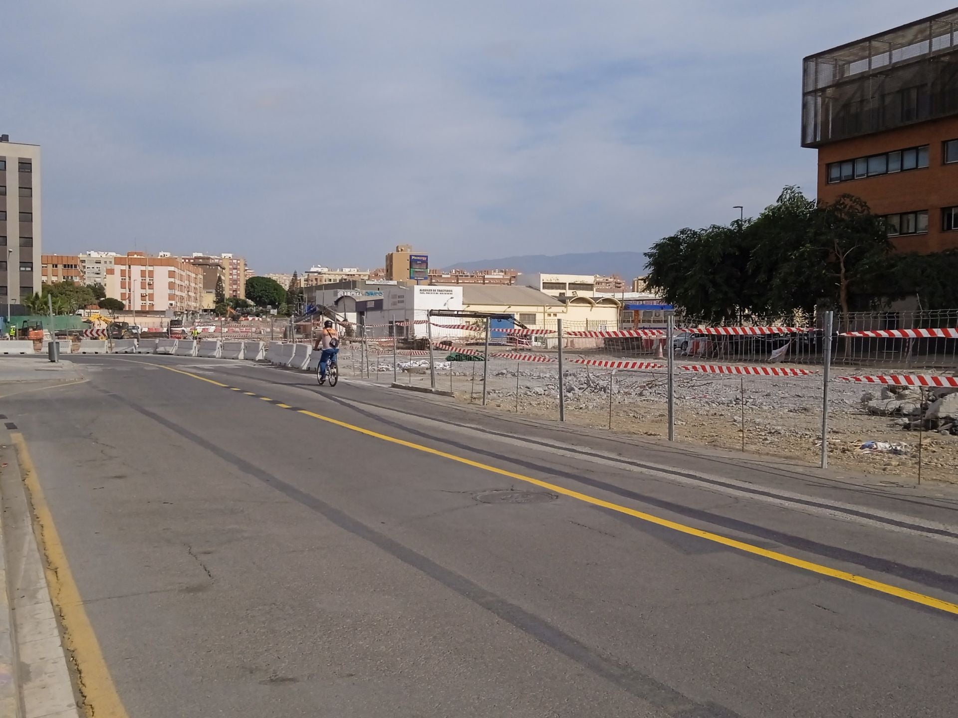 Así ha quedado la avenida del Mediterráneo, sin rastro del puente