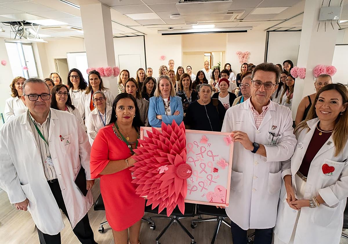 La directora gerente, junto a equipo directivo y pacientes