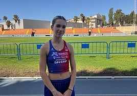 Claudia posa en las pistas que la han visto crecer en Motril.