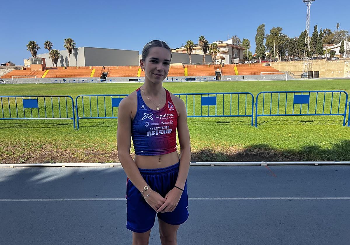 Claudia posa en las pistas que la han visto crecer en Motril.