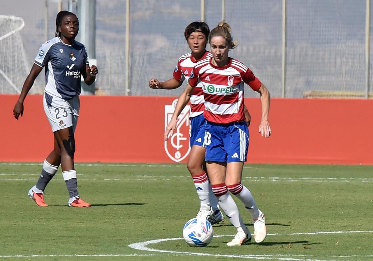 Lauri conduce un balón contra la Real Sociedad.