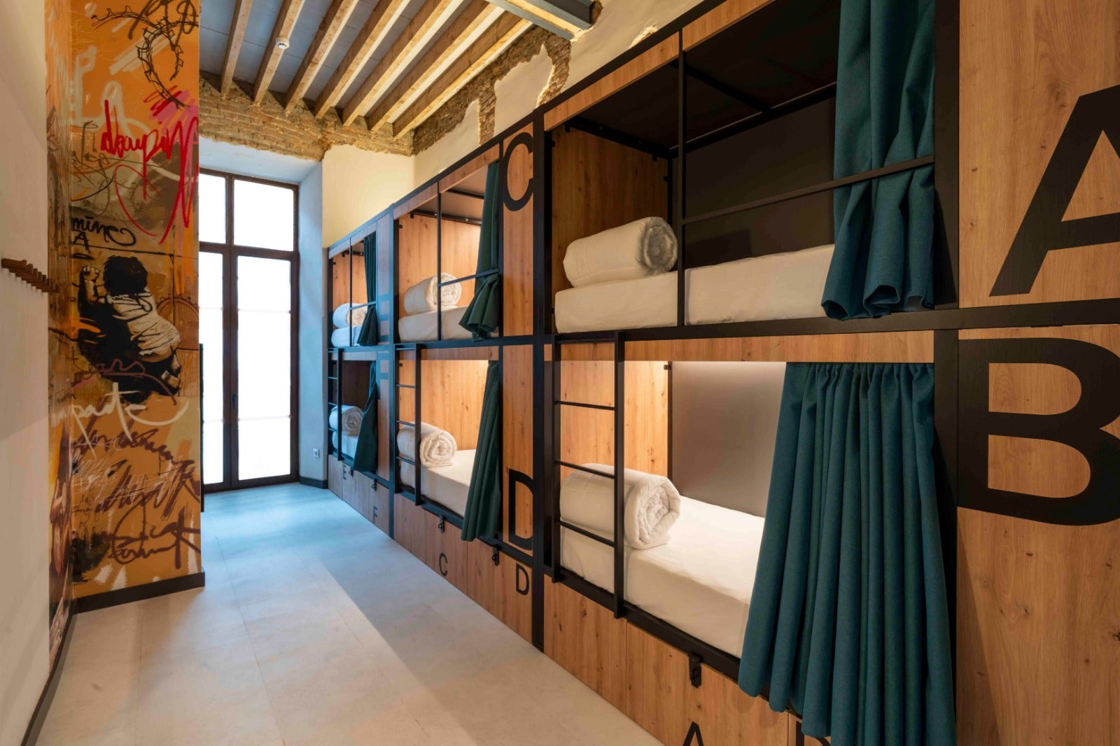 Imagen secundaria 2 - Detalles de las habitaciones y la fachada del edificio en rehabilitación, que se está transformando en el hostel de The Central House.