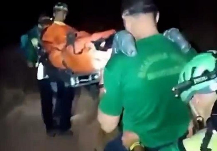 Complicado rescate de altura de la Guardia Civil de una mujer accidentada en una ruta en Güéjar Sierra