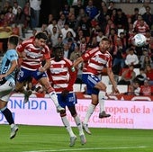 Sergio Ruiz hace un remate en el partido.
