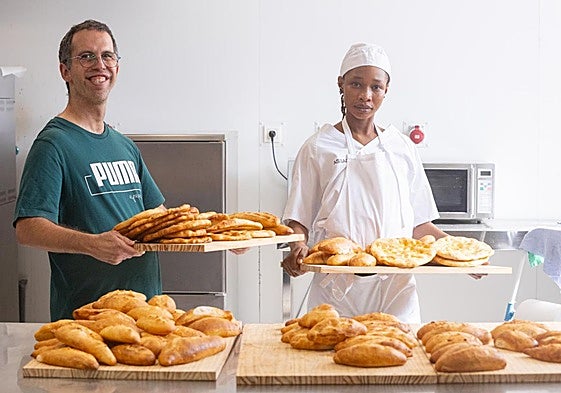 Un usuario de Fundación Purísima y una joven inmigrante muestran el producto de la jornada.