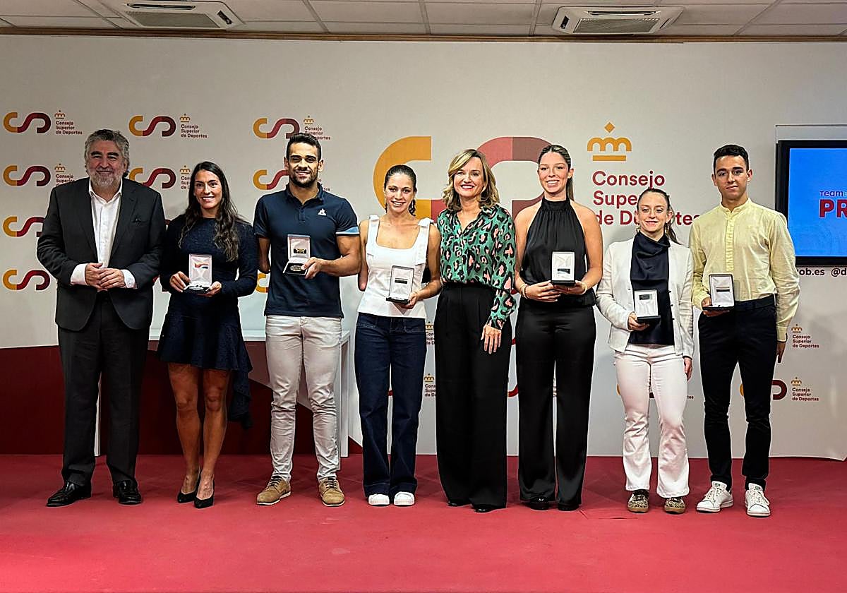Tasy recibió el premio de manos de Pilar Alegría.