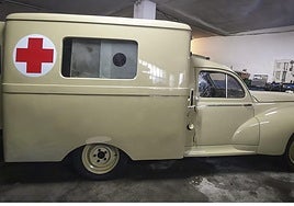 La Facultad de Medicina expone una ambulancia Peugeot 203 de 1953 restaurada y musealizada