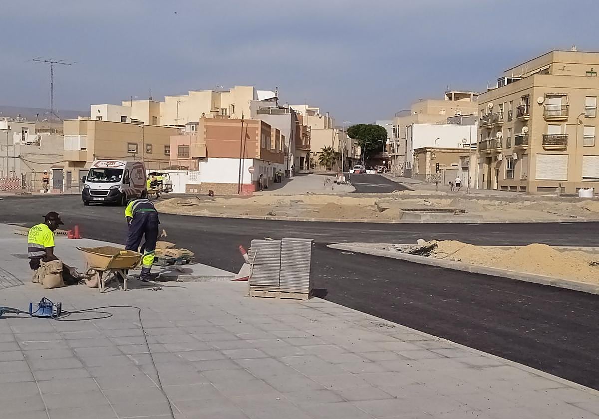 La rotonda de Los Molinos y el cruce con Sierra Alhamilla abrirán a las 23 horas de este jueves