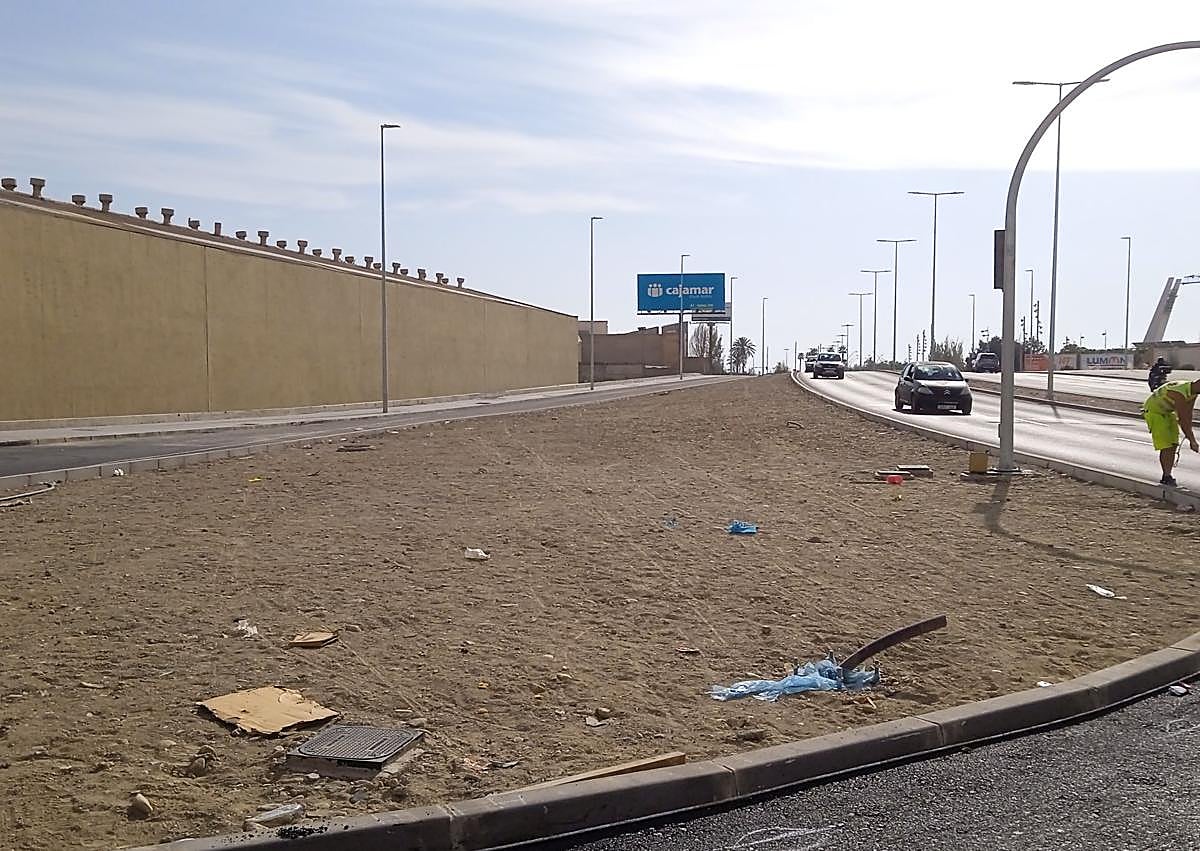 Imagen secundaria 1 - La rotonda de Los Molinos y el cruce con Sierra Alhamilla abrirán a las 23 horas de este jueves