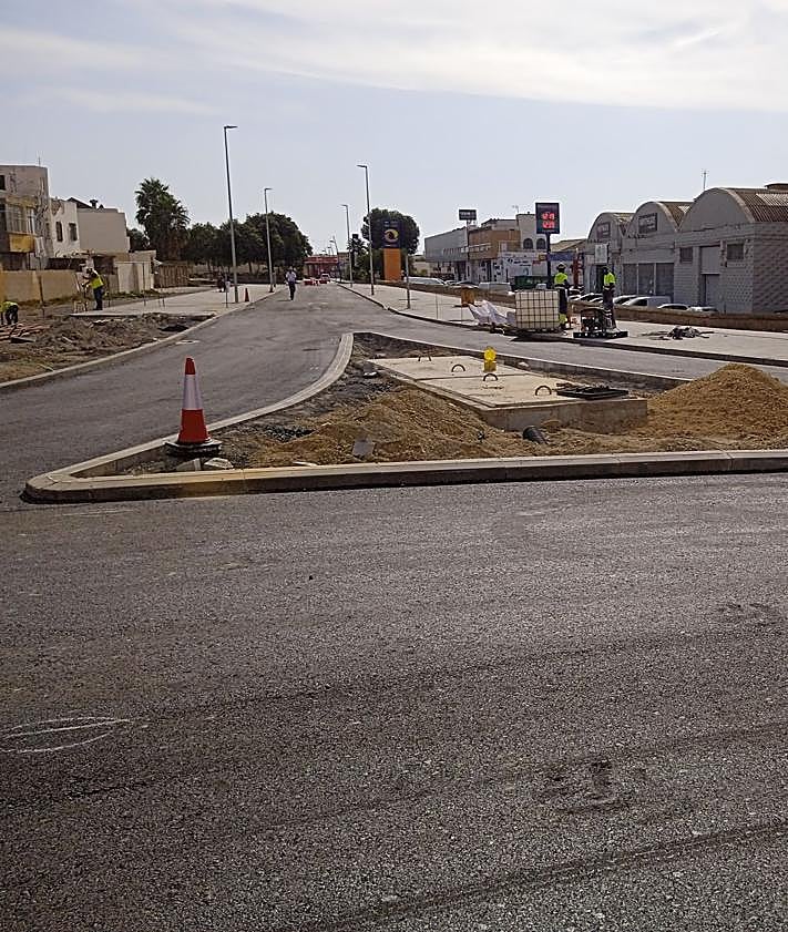 Imagen secundaria 2 - La rotonda de Los Molinos y el cruce con Sierra Alhamilla abrirán a las 23 horas de este jueves